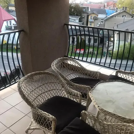 Laura Проживание в семье *